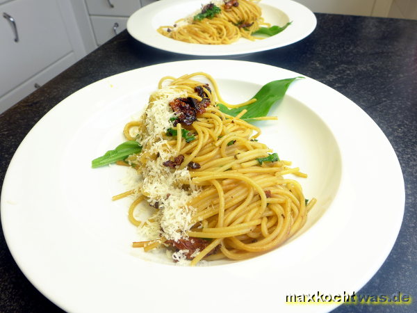 Spaghettini mit getrockneten Tomaten und Parmesan