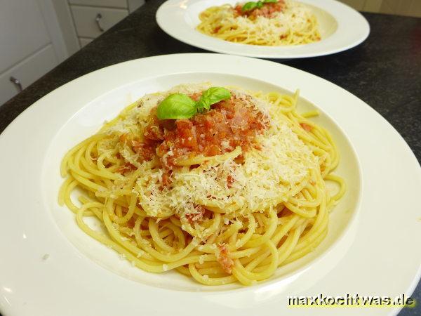 Tomaten-Speck-Sauce zu Spaghetti